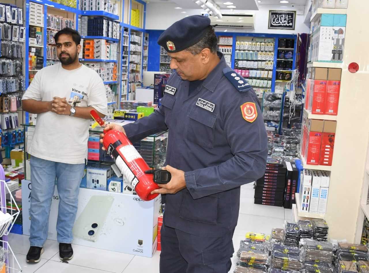 الدفاع المدني يطلق حملة الحماية الذاتية للعاملين في المحلات التجارية  بسوق المنامة   <